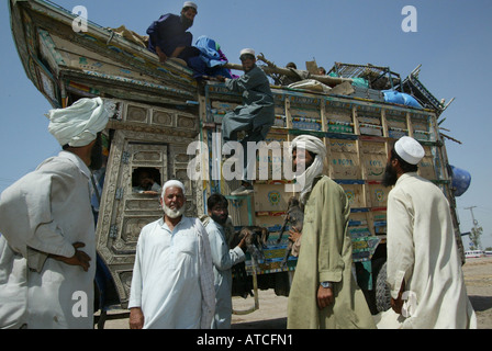 Economicità dei rifugiati afgani che hanno trovato lavoro quotidiano nella città di Peshawar Foto Stock