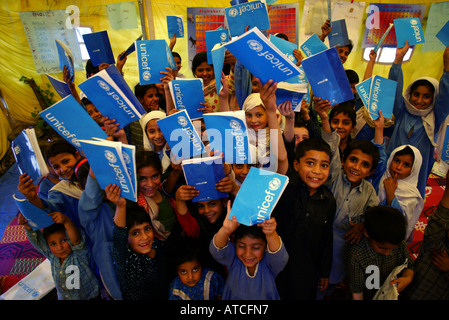 Ragazze in Pakistan con notebook da UNICEF Foto Stock