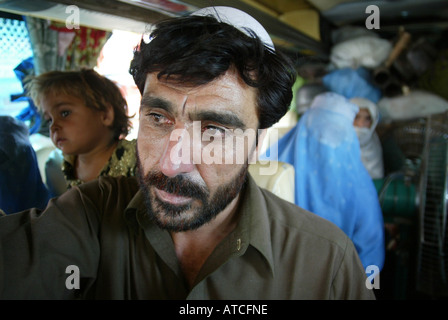 I rifugiati afghani che hanno trovato lavoro quotidiano nella città di Peshawar Foto Stock