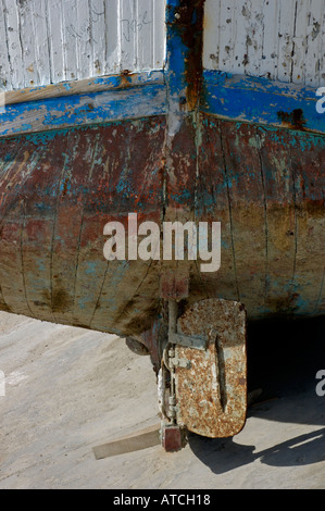 Tarifa posteriore di una vecchia barca da pesca a wharf ha bisogno di una nuova pittura vernice Foto Stock