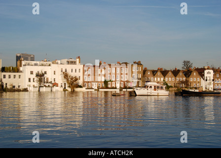 Strand sul verde e sul Fiume Tamigi Chiswick London Inghilterra England Foto Stock