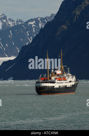 La MS Nordstjernen alla Ny Alesund fiordo, Norvegia Foto Stock