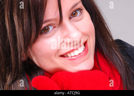 Bella bruna giovane donna che indossa una sciarpa rossa vestito in inverno o autunno Meteo Foto Stock