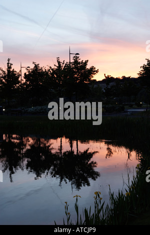 Bluewater retail park vicino a Dartford visto sul lago al calar della sera 3 Foto Stock