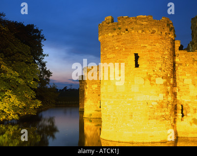 Beaumaris Castle riflessa nel fossato al crepuscolo / notte Anglesey North Wales UK Foto Stock