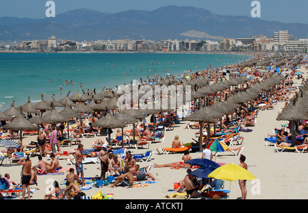 Spiaggia piena di turisti, Maiorca, SPAGNA Foto Stock