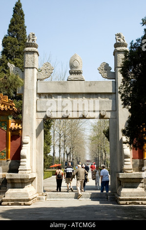 Turisti che passano attraverso la porta del Drago e della Fenice (porta Lingxing) sulla Via Sacra che si estende per 7 chilometri attraverso le Tombe Ming, Foto Stock