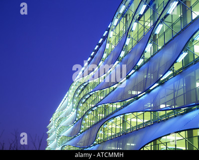 Esterno del parcheggio multipiano di notte la baia di Cardiff Cardiff South Wales UK Foto Stock