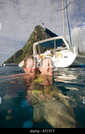 Nuoto nelle vicinanze di uno yacht St Vincent Winward Islands Lesser Antilles British West Indies Foto Stock