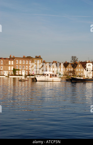 Strand sul verde e sul Fiume Tamigi Chiswick London Inghilterra England Foto Stock