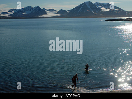 Due uomini a una nuotata nell'acqua fredda, Ny London, Norvegia Foto Stock
