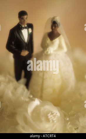 Tradizionale cerimonia di matrimonio con americano africano nero giovane figurine sulla torta di nozze con la luce del tramonto Foto Stock