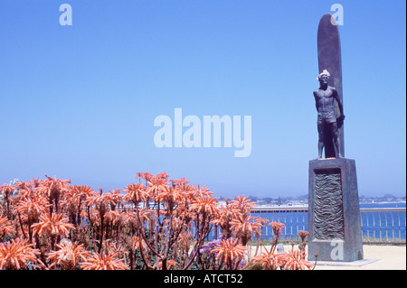 Un monumento a tutti i surfisti, sedersi appena al di sopra di piroscafi Lane, uno dei più popolari surf breaks di Santa Cruz, California, Stati Uniti d'America. Foto Stock
