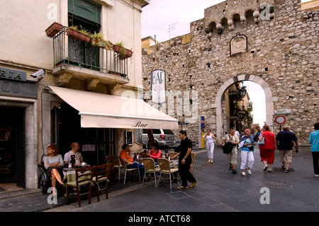 Taormina Sicilia Italia town city bar pub ristorante Foto Stock