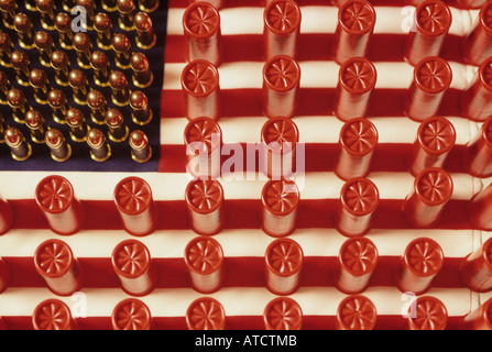 Fucile da caccia di conchiglie e pallottole di fucile su una bandiera americana Foto Stock