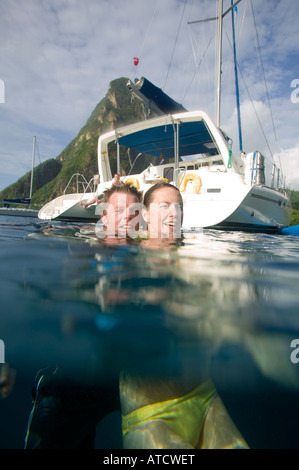 Nuoto nelle vicinanze di uno yacht St Vincent Winward Islands Lesser Antilles British West Indies Foto Stock