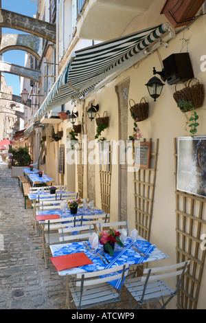 Street Cafe nell'Haute Ville (Città Vecchia), Bonifacio, Corsica, Francia Foto Stock