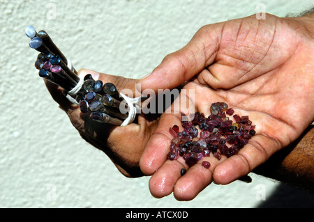 Sri Lanka Ratnapura Mining Moonstone zaffiro pietre preziose Ruby gioielli Gems Foto Stock