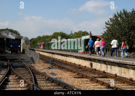 Un treno a vapore del patrimonio storico della ferrovia a vapore dell'Isola di 'Wight, arriva alla stazione di Wooton con i suoi passeggeri alla fine della corsa di otto miglia sulla IS Foto Stock