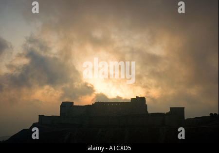 Sole sorge alle spalle di Krak dei Cavalieri, Quala Al Hosn, cavalieri crociati, Siria centrale, Medio Oriente. DSC 6183 Foto Stock