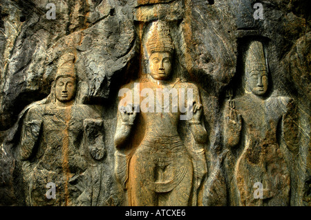 Sri Lanka Rock Buduruwagala sculture sette colossale figura scolpita in una parete di roccia sono generalmente datato al 9 cen Foto Stock