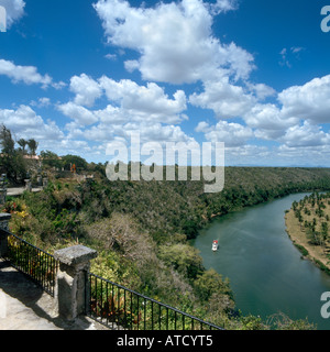 Vista sul fiume Chavon dal Altos de Chavon, Repubblica Dominicana, dei Caraibi Foto Stock