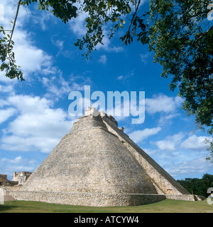 Piramide del mago a le rovine maya di Uxmal, la penisola dello Yucatan, Messico Foto Stock