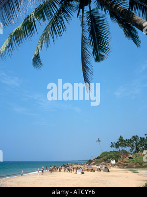 I pescatori alaggio in reti sulla Samudra Beach nel 2000, Kovalam, Kerala, India Foto Stock