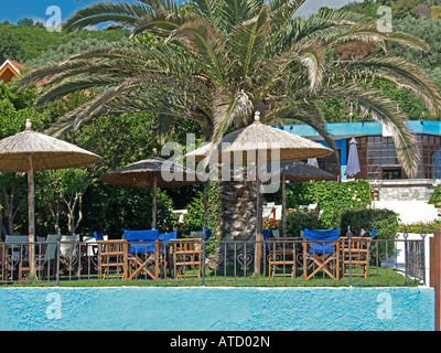 Svuotare il beach bar sotto gli ombrelloni coperto con foglie di palme vicino da Kokkino Nero Grecia Tessaglia Foto Stock