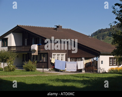 Appenzell Svizzera servizio lavanderia pende dal stendibiancheria attaccato al di fuori di casa Foto Stock