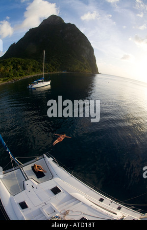 L'uomo le immersioni dal ponte di uno yacht St Vincent Winward Islands Lesser Antilles British West Indies Foto Stock