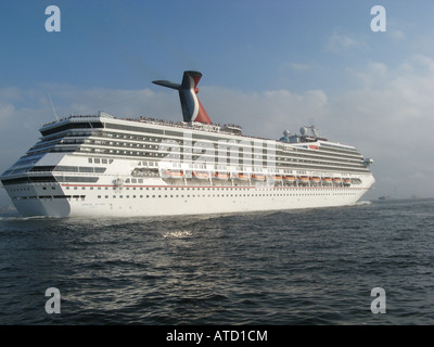 La nave da crociera Carnival vittoria, lasciando New York City Harbour. Foto Stock