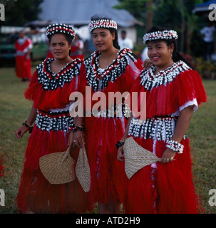 Tre ballerine indossando costumi del rosso e del bianco decorati con conchiglie da Isole Wallis nel Pacifico del Sud Foto Stock