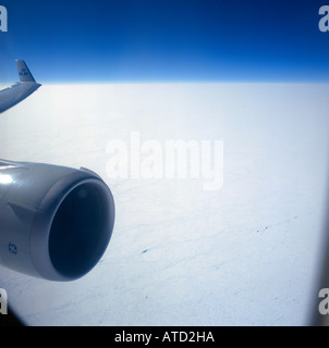 Vista aerea dell'artico canadese regione dal finestrino di un aereo di linea con sole di aspirazione del motore e ala punta sulla sinistra Foto Stock