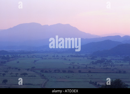 Moelwyn Mawr e Moelwyn Bach vista attraverso Morfa Harlech Harlech Misty sunrise Snowdonia North Wales UK Foto Stock