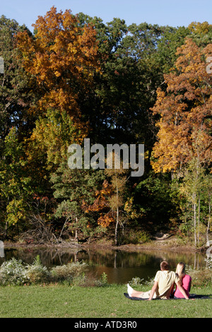 Valparaiso Indiana,Rogers Lakewood Park,coppia,uomo uomini maschio,donna donne donne,autunno colori,cambio foglie,autunno,stagione,alberi,meteo,alberi,autunno,IN06 Foto Stock