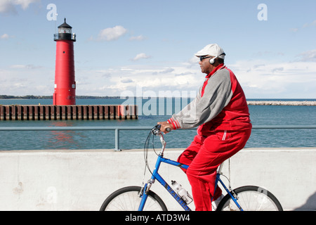 Wisconsin Kenosha County, Kenosha, Lago Michigan, Harbour Park, Faro di Pierhead, uomo maschio Black man, bicicletta, bicicletta, equitazione, ciclismo, motociclista, bicicletta, WI0609300 Foto Stock