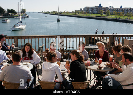 Wisconsin Kenosha County, Kenosha, Lago Michigan, 6th Sixth Avenue, Harbourside Common Grounds, Kenosha Harbour, porto, al fresco marciapiede fuori tavoli, cof Foto Stock