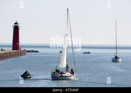 Contea di Kenosha del Wisconsin, Kenosha, Porto di Kenosha, Porto, Lago Michigan, Faro di Pierhead, barche a vela, WI061001151 Foto Stock