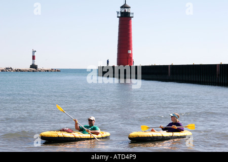 Wisconsin Kenosha County, Kenosha, Lake Michigan, Pierhead Lighthouse, uomo uomo uomo maschio, donna donna donna donna, kayak, pagaia, WI061001171 Foto Stock