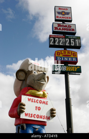 Wisconsin,WI,Upper Midwest,Oakdale,Interstate 90,94,mouse gigante in vetroresina,cartello,logo,Benvenuto,Road Ranger,camion,fermata camion,visitatori in viaggio Foto Stock