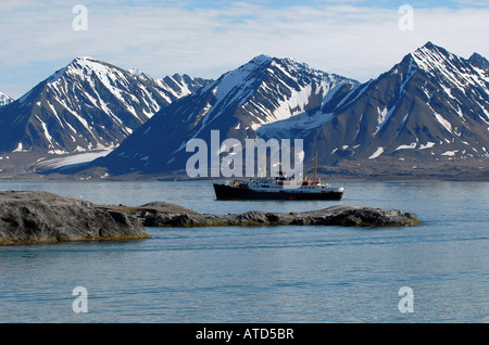 La MS Nordstjernen alla Ny Alesund fiordo, Norvegia Foto Stock