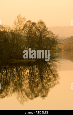 Inizio della primavera tramonto sul Loch in Glenkens Galloway Foto Stock