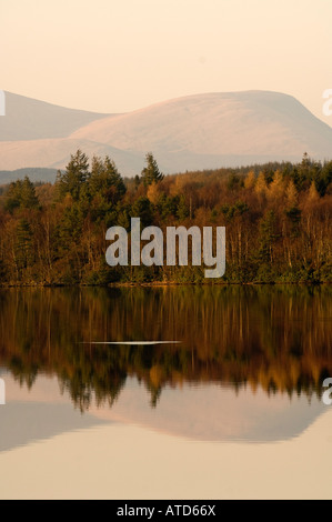 Inizio della primavera tramonto sul Loch in Glenkens Galloway Foto Stock