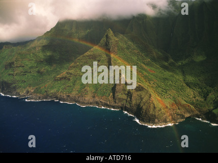 Vista aerea di un arcobaleno sulla Costa Napali Kauai Hawaii Foto Stock