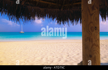 Vista della spiaggia di sabbia bianca e il mare in Turks e Caicos da un patio Foto Stock