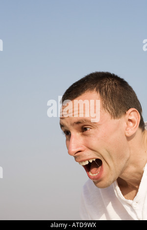 Uomo con espressioni di sorpresa sul suo volto contro un cielo blu in India Foto Stock