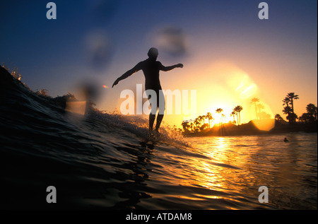 Un surfista appesi dieci in silhouette al tramonto, Ventura, CALIFORNIA, STATI UNITI D'AMERICA Foto Stock