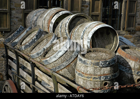 Vecchi barili di birra su di un carrello di fronte alla fabbrica di birra, Vestfalia Museo Open-Air Hagen, Strada di Industria Cultura Foto Stock