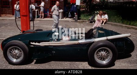 Maserati 250F degli anni cinquanta il Grand Prix di Formula Uno vettura dipinta British Racing Green in mostra al Brooklands negli anni novanta Foto Stock